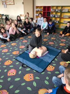 Dzieci uczą sie resuscytacji