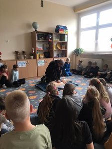 Dzieci uczą sie resuscytacji