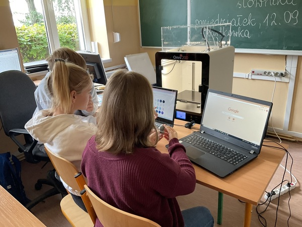 Klasa 6 poznaje drukarkę 3D Klasa 6 poznaje drukarkę 3D