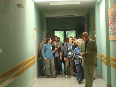 Warszawscy gimnazjaliści zwiedzają szkołę i podziwiają nasze pierwsze osiągnięcia w chińskiej kaligrafii