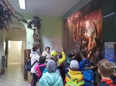 Dzieci  z klas pierwszych na wycieczce w Muzeum Lasu i Drewna w Rogowie