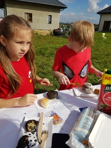 Degustacja przez dzieci upieczonych ziemniaków