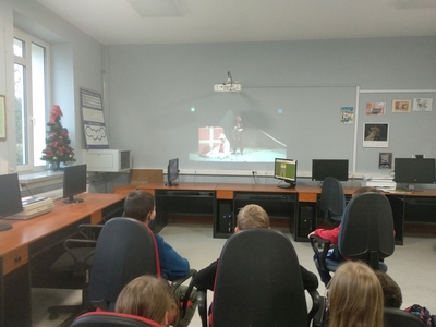 Klasa 2b ogląda spektakl