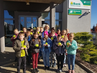 Klasa 3b przed budynkiem banku