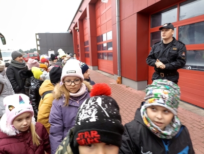 Przed budynkiem straży pożarnej.