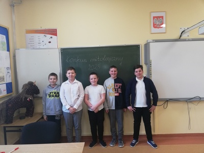 uczniowie klasy 5 a i 5 b.