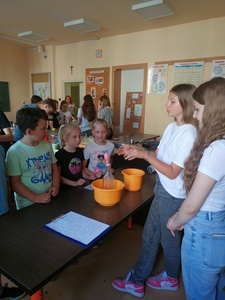 Drugoklasiści w pracowni chemicznej