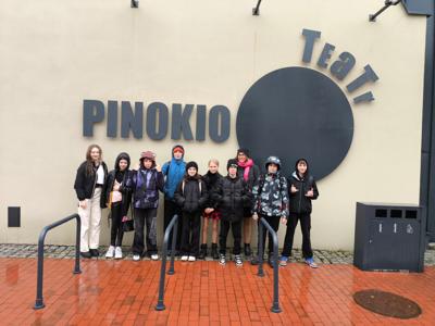 Wycieczka koła teatralnego klasy 6. do teatru "Pinokio"