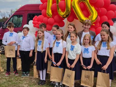 Młodzi artyści podczas obchodów 100-lecia działalności Ochotniczej Straży Pożarnej w Rogowie