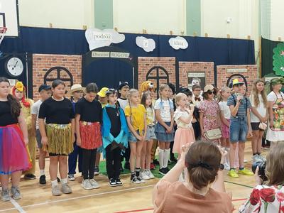 „Tuwimowa podróż z klasą” – teatralne i flażoletowe podsumowanie roku w klasach trzecich