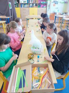 Małe dzieła sztuki pierwszaków i drugoklasistów z koła plastycznego