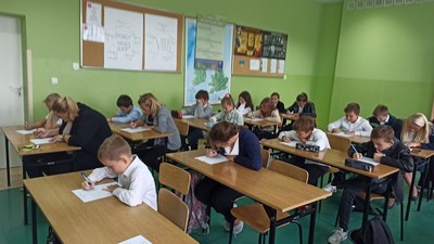 Uczestnicy podczas dyktanda.