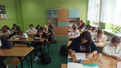 Uczestnicy podczas dyktanda.