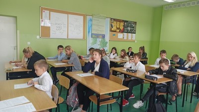 Uczestnicy podczas dyktanda.