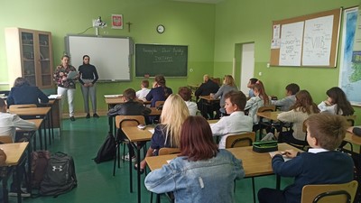 Uczestnicy podczas dyktanda.