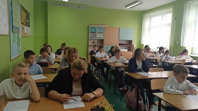 Uczestnicy podczas dyktanda.