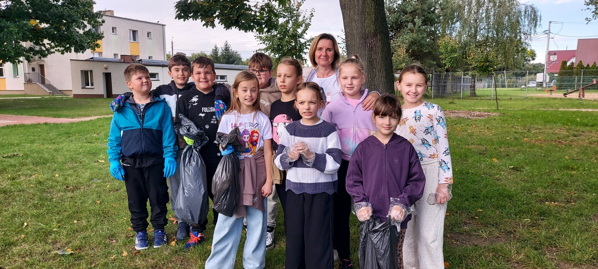 Uczniowie i przedszkolaki z Szkoły Podstawowej w Morawinie sprzątają teren
