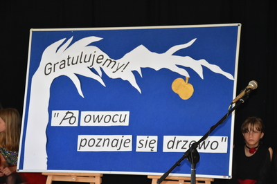 Dekoracja z napisem  Gratulujemy! Po owocu poznaje się drzewo