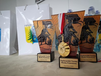 Statuetki dla zwycięzców gminnego konkursu wiedzy pożarniczej