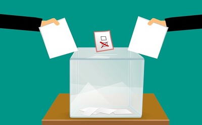 Głosowanie _grafika poglądowa z urną i kartami do głosowania