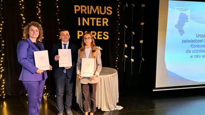 Laureaci wojewódzkich konkursów przedmiotowych Amelia Szulik, Wojciech Pustelnik wraz z panią dyrektor
