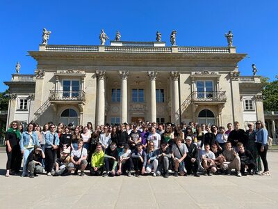 Zdjęcie grupowe uczniów klas VII i VIII na wycieczce w Warszawie