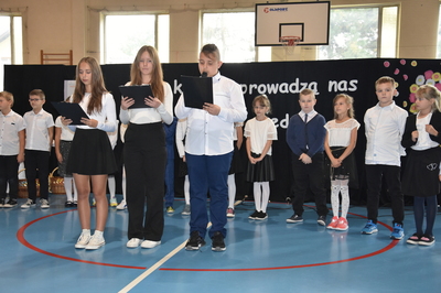 Akademia z okazji DEN samorząd uczniowski i klasa 2b