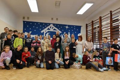 Aniołek GO zdjęcie grupowe uczniowie z SP1 w Świerklanach oraz Szkoły Podstawowej Specjalnej z Oddziałami Przedszkolnymi nr 7 w Rybniku