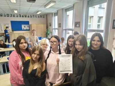 Uczennice uczestniczące w grze terenowej  „W poszukiwaniu zaginionej konstytucji”