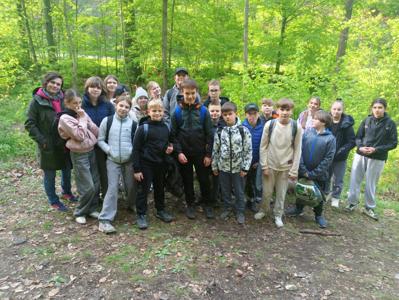 Uczniowie klasy 5b na wycieczce - zdjęcie grupowe