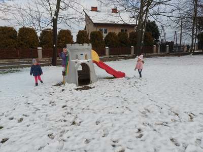 Dzieci bawią się na zamku
