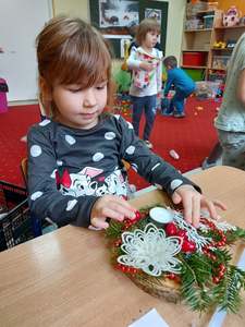 Dziewczynka wykonuje stroik.