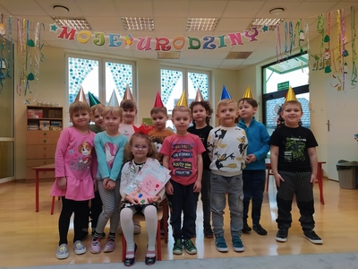 Jubilatka z dziećmi  z grupy