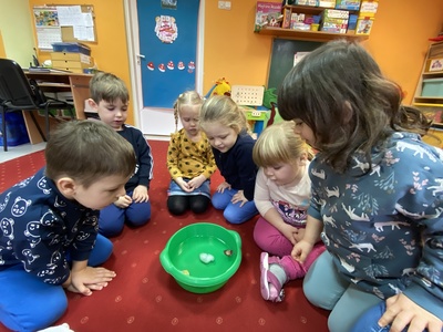 Zabawa „Co unosi się na wodzie” 