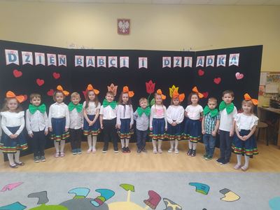 Dzieci recytują wiersz