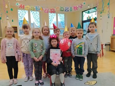 Jubilatka z dziećmi z grupy