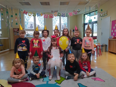 Jubilatka z dziećmi z grupy