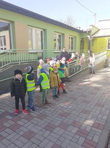 Dzieci wychodzą z przedszkola na spacer