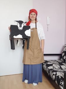 Pani Marta w stroju gospodyni wiejskiej.
