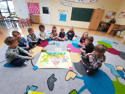 Dzieci omawiają piramidę zdrowego żywienia