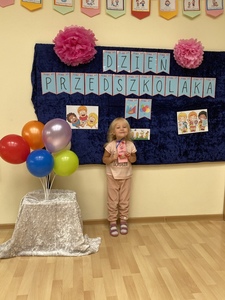 Dziecko pozuje do zdjęcia 