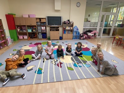 Dzieci dowiadują się, czym jest przejście dla pieszych.