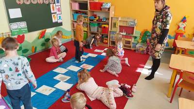 Dzieci grają w utworzona przez siebie grę planszową 