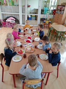 Bajkowe śniadanie u Gumisiów.