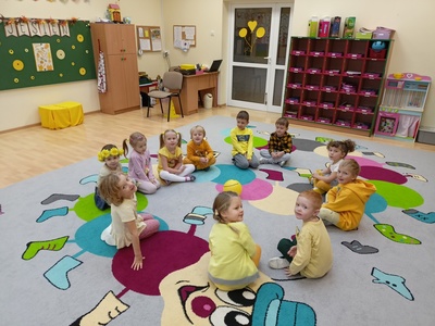Dzieci podczas zabawy z piłką