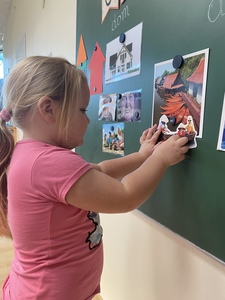 Dziecko dopasowuje mieszkańców do odpowiedniego domu 