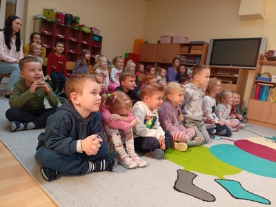 Dzieci podczas przedstawienia cyrkowego.