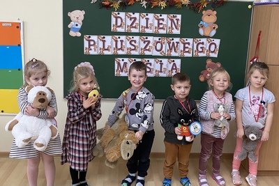 Dzieci pozują do zdjęcia 