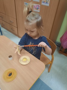 dziewczynka maluje rękę