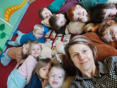 Zdjęcie grupowe z wychowawcą 
